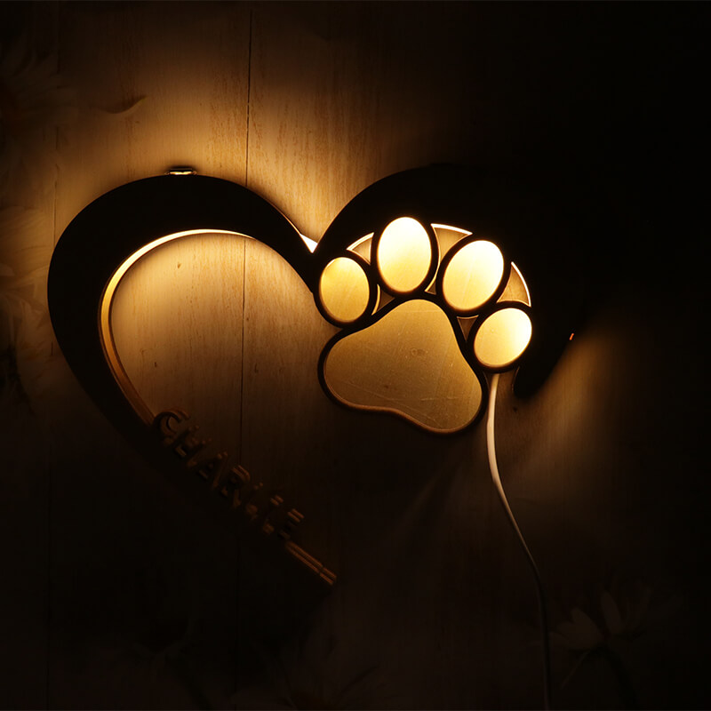 Lampe en bois de patte de chien avec nom personnalisé